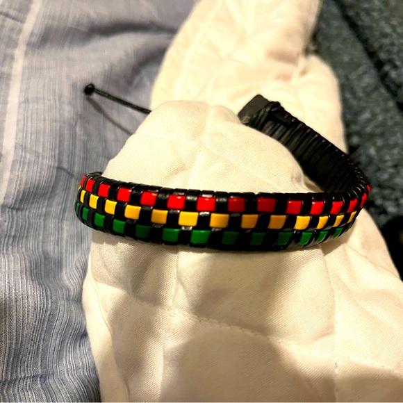 Bracelets - Picture 3 of 8